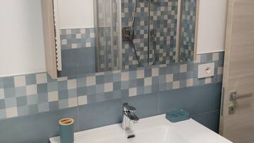 Shower, hair dryer, bidet, towels
