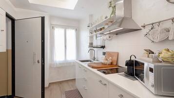 Réfrigérateur, micro-ondes, plaque de cuisson, cafetière/bouilloire