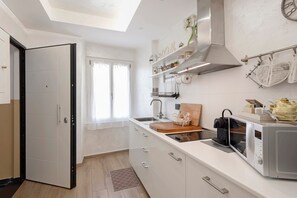 Kühlschrank, Mikrowelle, Herdplatte, Wasserkocher mit Kaffee-/Teezubehör