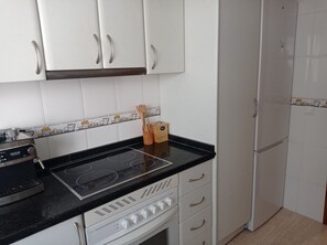 Fridge, microwave, oven, coffee/tea maker - Edificio Azul V Dúplex 2º (Playa de Gandía)