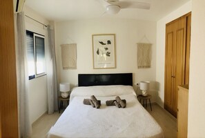 2 slaapkamers, een strijkplank/strijkijzer, beddengoed