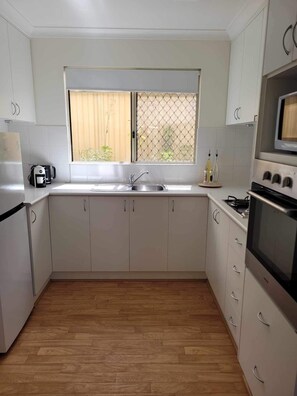Microwave, oven, stovetop - Enjoy a relaxing stay at this cosy one bedroom granny flat near the sea (Warnbro)