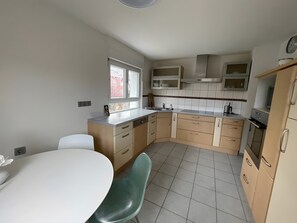 Private kitchen - Apartment 'K8 Living' with Mountain View, Private Terrace and Wi-Fi (Wehr)
