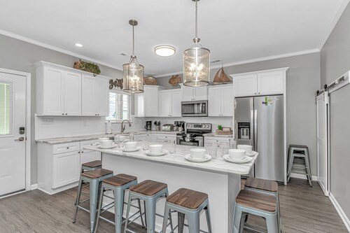 7 Bedrooms-OceanLakes-Sleeps18-GolfCart Included