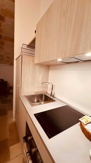 Private kitchen - Quaint Apulian lodging in historic center just steps from sea view (Polignano a Mare)