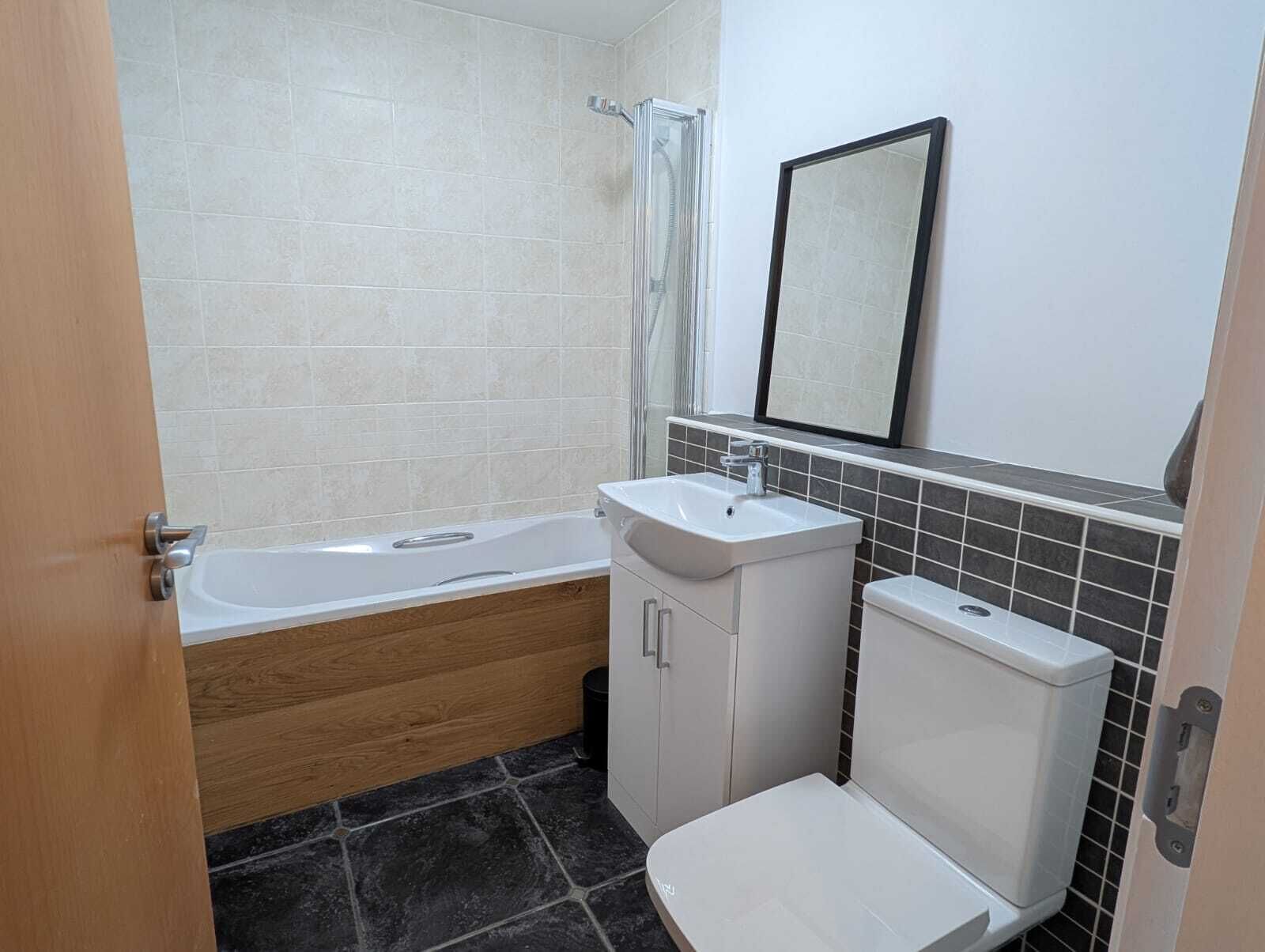 Ein Badezimmer mit Badewanne, Waschbecken und Toilette.