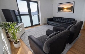 Living area - 2-Min Walk to Belfast Centre - Bright Spacious with Views - Free Secure Parking (Belfast)