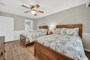 3 habitaciones, tabla de planchar con plancha, wifi y ropa de cama 