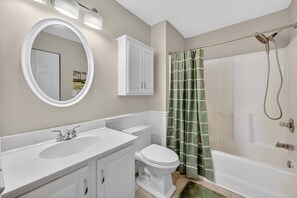 Shower, towels - Coastal Fairway Retreat  Ground Floor Pool Golf Views (Pawleys Island)