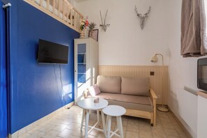 Living area - Vrbo Property (Tours)