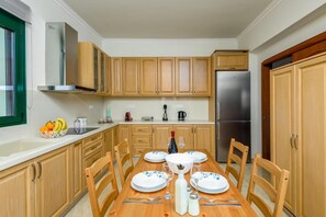 Microwave, oven, stovetop, dishwasher - A spacious villa w/private pool - 10 ride min from the beach, center & old town! (Rhodes)