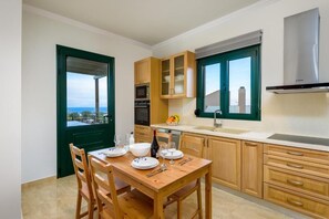 Microwave, oven, stovetop, dishwasher - A spacious villa w/private pool - 10 ride min from the beach, center & old town! (Rhodes)