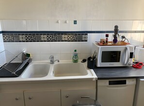 Private kitchen - Charming Duplex for Rent in City Center, 5 km from the Coast (Pleurtuit)