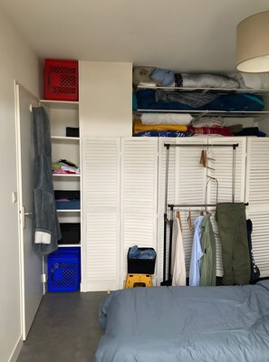 Room - Charming Duplex for Rent in City Center, 5 km from the Coast (Pleurtuit)