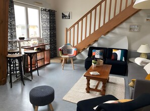 TV, DVD player, stereo - Charming Duplex for Rent in City Center, 5 km from the Coast (Pleurtuit)