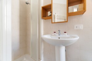 Shower, free toiletries, hair dryer, bidet - Comfortable studio apartment of approximately 30 m2, ideal for 2 people, located on the first floor of a building (stairs to access).The property is located in the Navigli district, one of the liveliest and most appreciated areas by both Milanese and vis (Milan)