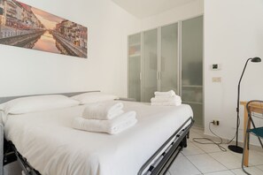 1 bedroom, desk - Comfortable studio apartment of approximately 30 m2, ideal for 2 people, located on the first floor of a building (stairs to access).The property is located in the Navigli district, one of the liveliest and most appreciated areas by both Milanese and vis (Milan)