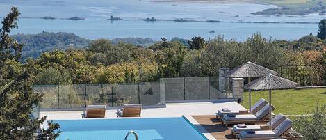 Villa luxueuse, piscine privée, vue sur la mer | Terrasse/patio