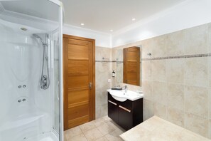 Panoramic-Villa, eigener Pool, Meerblick | Badezimmer | Hausschuhe