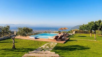 Luxe villa, privézwembad, uitzicht op zee | Zwembad