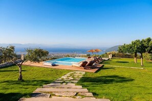 Luxe villa, privézwembad, uitzicht op zee | Zwembad