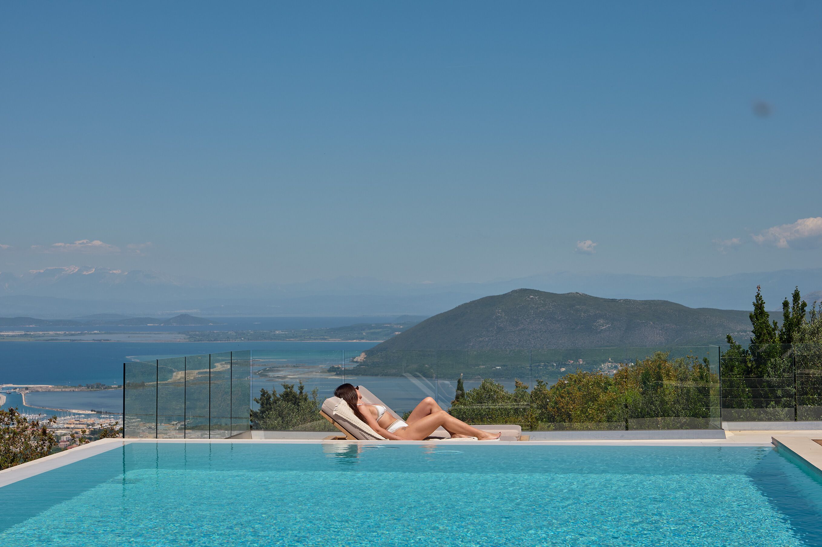 Una piscina al aire libre de temporada, sombrillas