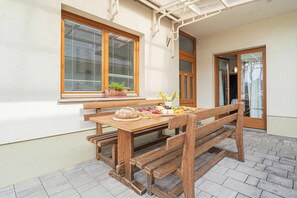 Outdoor dining - Tourist Farm Logar Rooms (Cerknica)