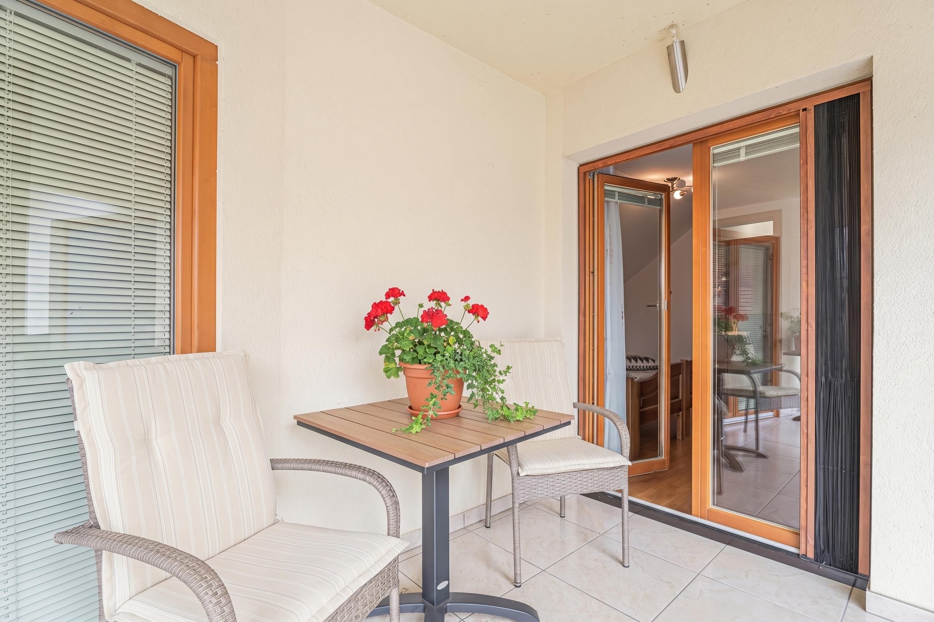 غرفة عادية - عدة غرف نوم (Tourist Farm Logar - Room H1) | شرفة/رواق