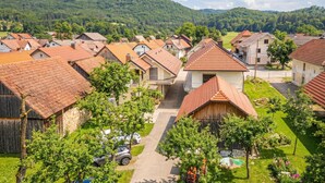 Un quartier résidentiel composé de maisons, d’un chemin principal et d’espaces verts environnants.