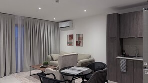 Living area - Serene One- Luxury 1BR - The Bantree Accra Airport (Accra)