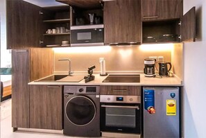 Private kitchen - Serene One- Luxury 1BR - The Bantree Accra Airport (Accra)