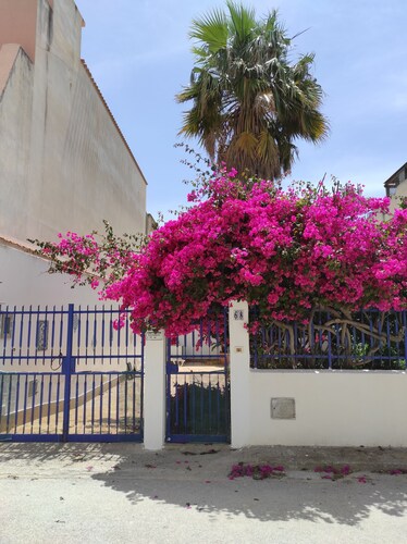 Villa near the beach with garden, private parking for families,groups & climbers