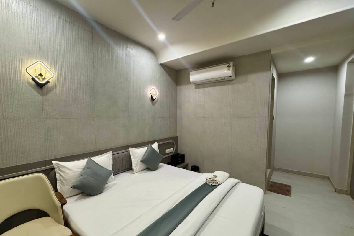 Phòng đôi Deluxe, quang cảnh thành phố | Bàn, truy cập Internet không dây miễn phí 