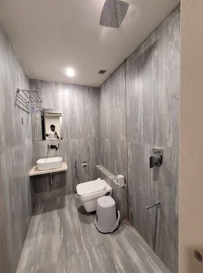 Deluxe Double Room, City View | Bathroom - THE ROYAL ERA HOTEL Gandhinagar (Gandhinagar)