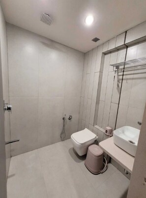 Executive Double Room, City View | Bathroom - THE ROYAL ERA HOTEL Gandhinagar (Gandhinagar)