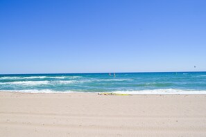 Beach nearby - Holiday Home 'Frontline Apartment with Community' with Sea View, Shared Pool and Wi-Fi (Pals)