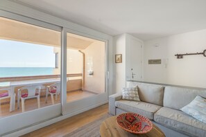 Living area - Holiday Home 'Frontline Apartment with Community' with Sea View, Shared Pool and Wi-Fi (Pals)