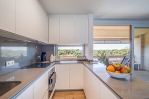 Fridge, microwave, oven, stovetop - Holiday Home 'Frontline Apartment with Community' with Sea View, Shared Pool and Wi-Fi (Pals)