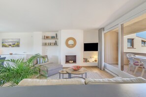 Living area - Holiday Home 'Frontline Apartment with Community' with Sea View, Shared Pool and Wi-Fi (Pals)