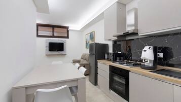 Kühlschrank, Mikrowelle, Herdplatte, Wasserkocher mit Kaffee-/Teezubehör