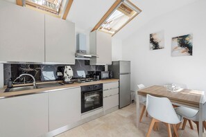 Private kitchen - Hilten Luxury Sunset Holiday Home with Mountain View, Private Garden and Wi-Fi (Isola delle Femmine)