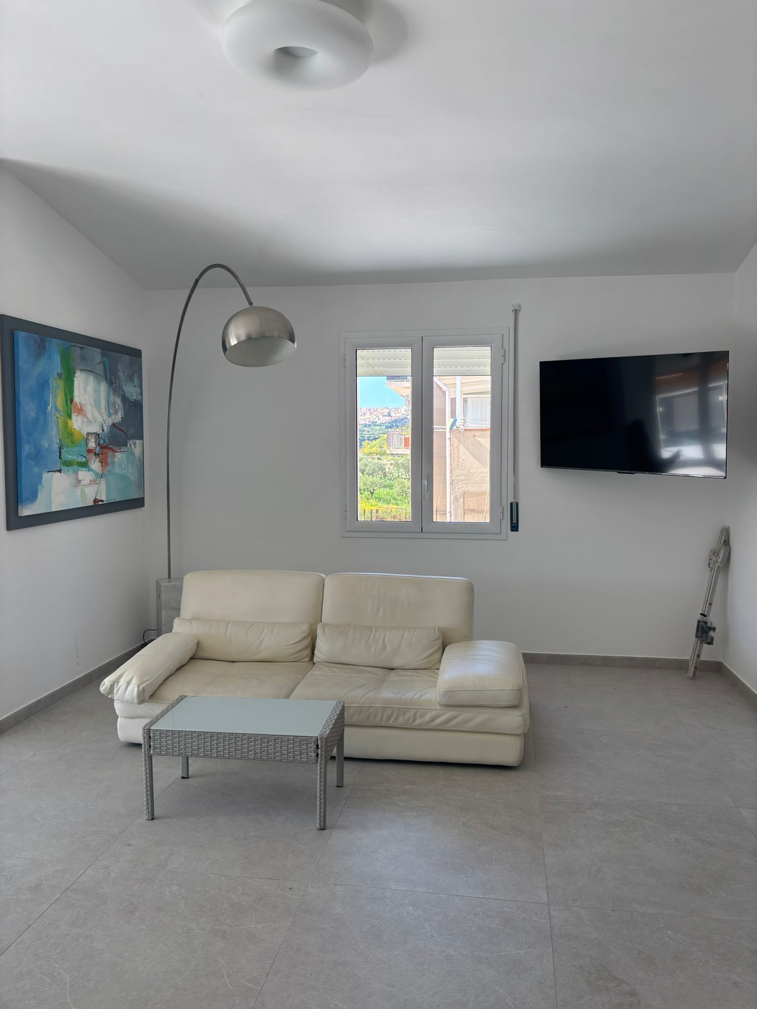 Deluxe Suite, Pool View | Living area
