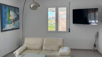 Deluxe Suite, Pool View | Living area