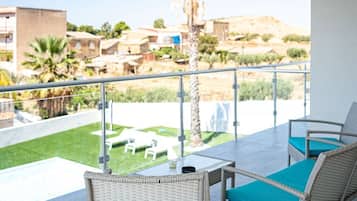 Deluxe-Suite, Poolblick | Unterkunftsgelände