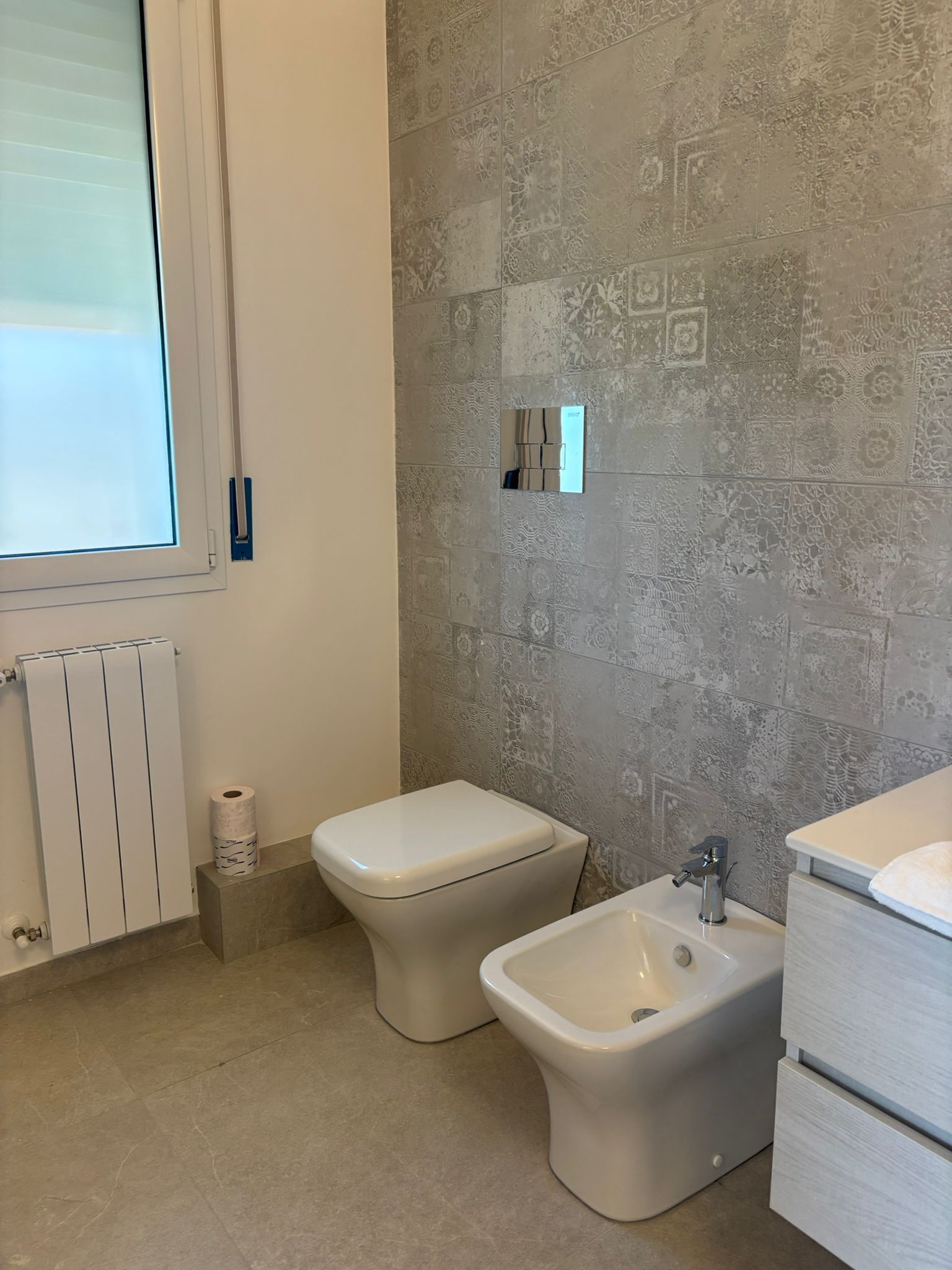 Habitación Deluxe, vistas a la piscina | Baño | Ducha, secador de pelo, toallas y jabón