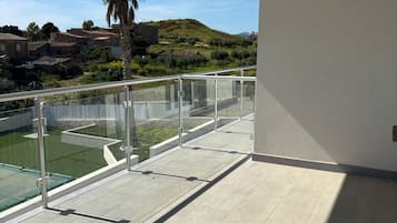 Suite Deluxe, vistas a la piscina | Jardines del alojamiento