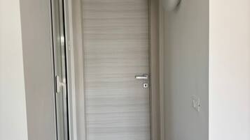 Deluxe Suite, Pool View | Interior