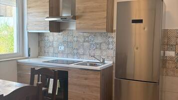 Comfort Apartment, Pool View | Dapur peribadi | Peti sejuk