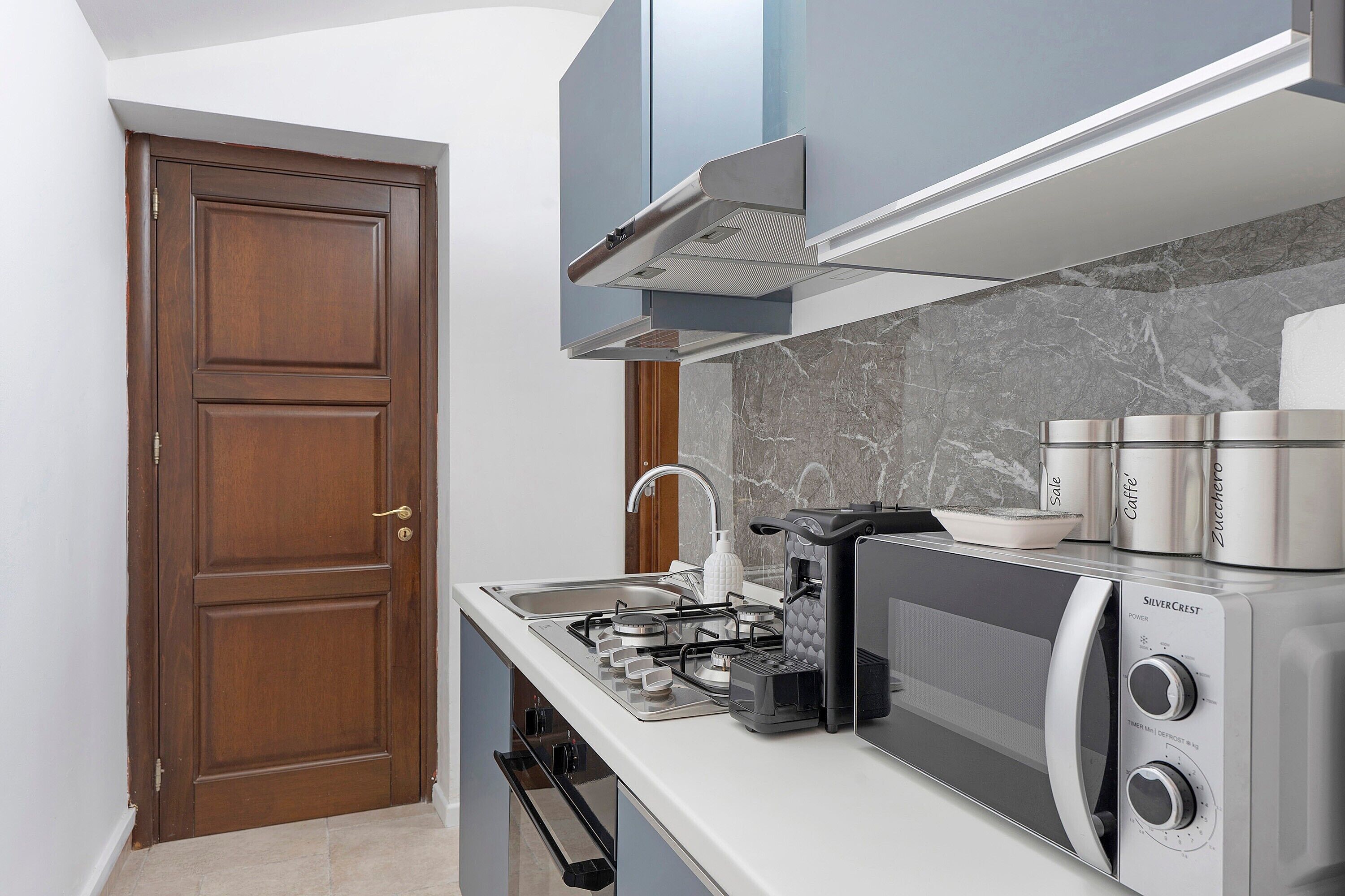 Refrigerador, microondas, placa de cocina, cafetera/tetera
