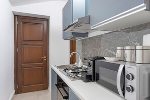 Réfrigérateur, micro-ondes, plaque de cuisson, cafetière/bouilloire